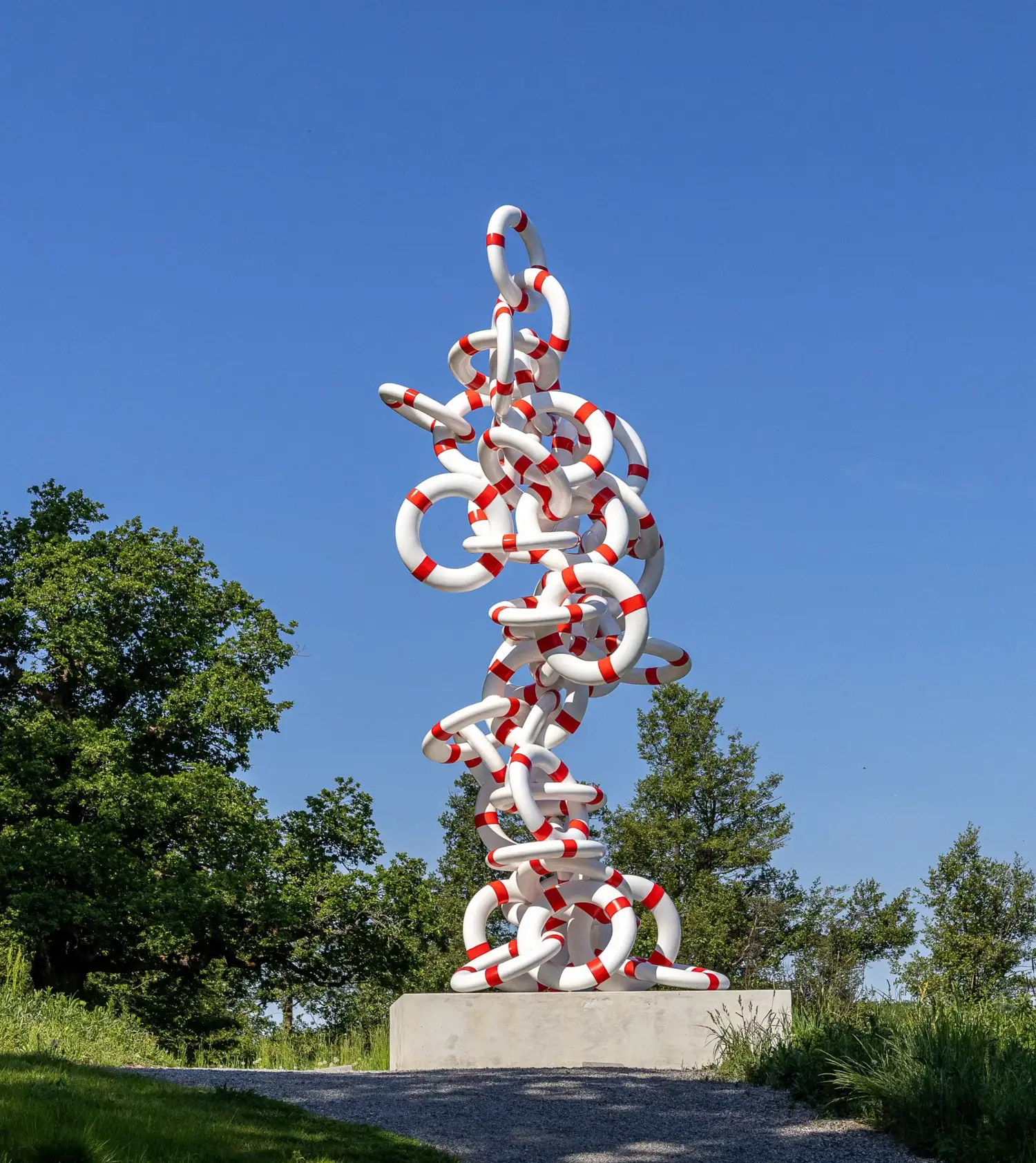 Skulptur av massa ihoppassade livringar.