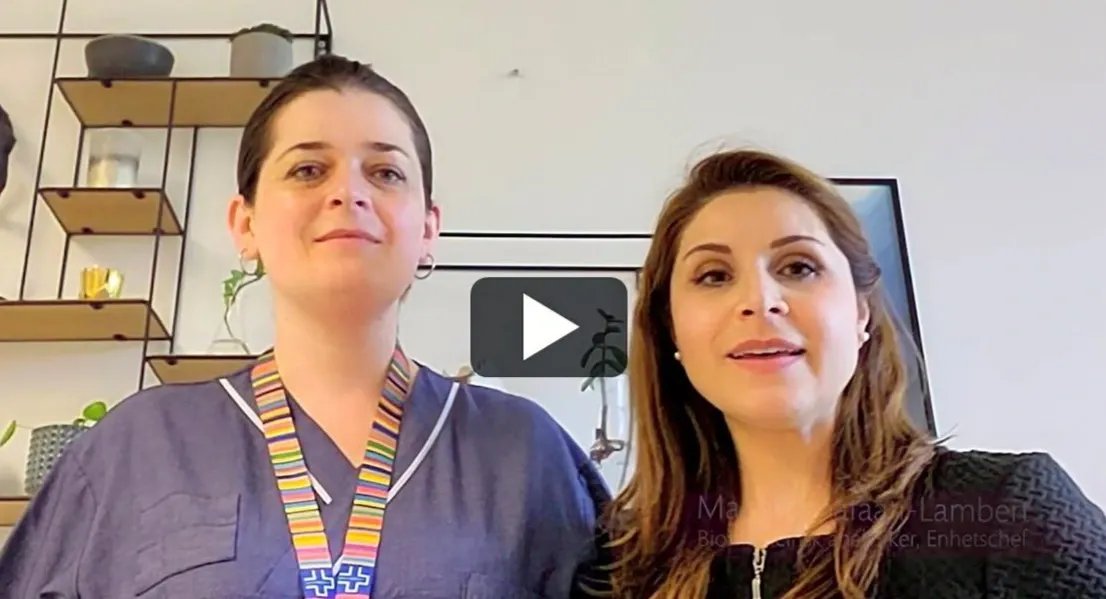 Två Biomedicinska analytiker pratar med varandra