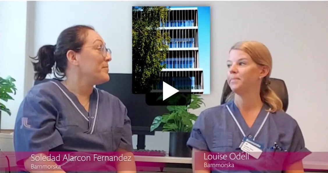 Två barnmorskor som pratar med varandra