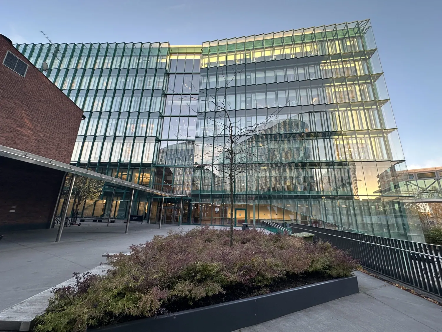 Bilder på Biomedicum ur olika perspektiv, ute, inne. Biomedicums fasad från Aulan.