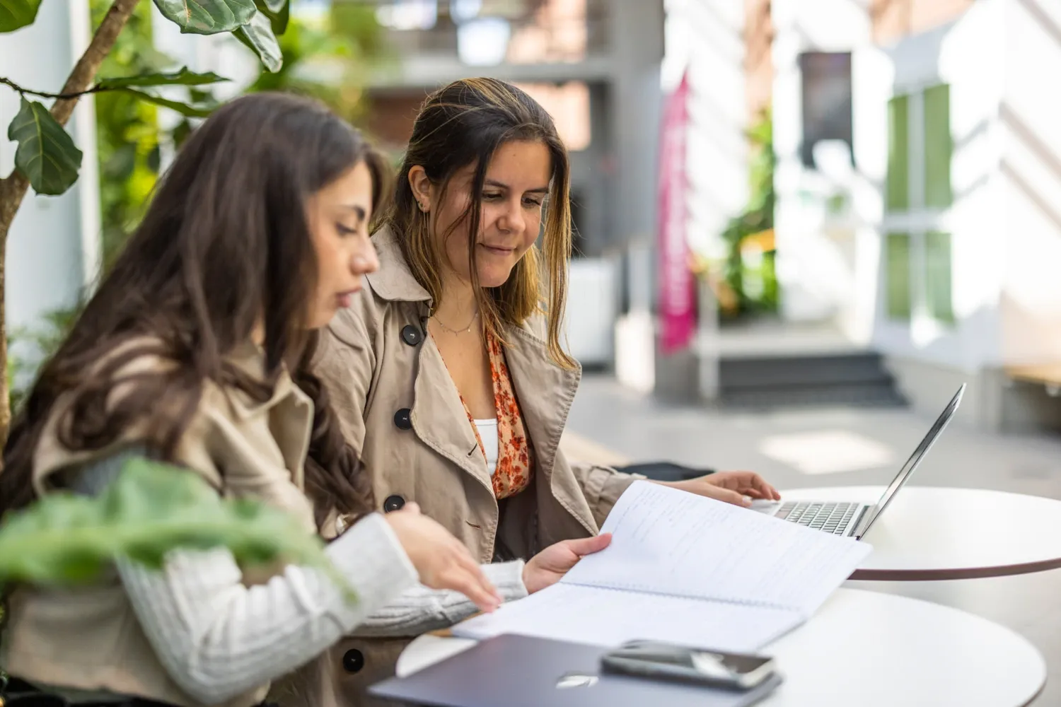 Studenter inomhus på campus Solna vårterminen 2022.