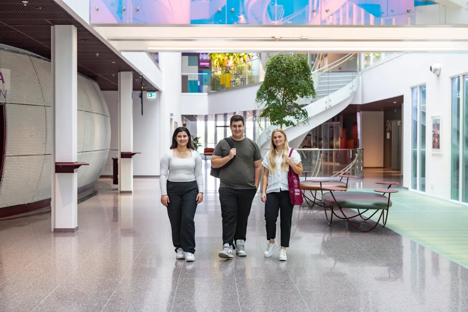 Studenter som umgås inomhus på campus. || Studenter som går och pratar med varandra i byggnaden Neo, campus Flemingsberg
