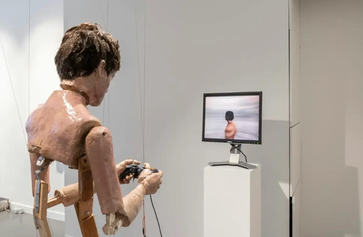 Bild på skulptur som föreställer en man som spelar TV-spel.