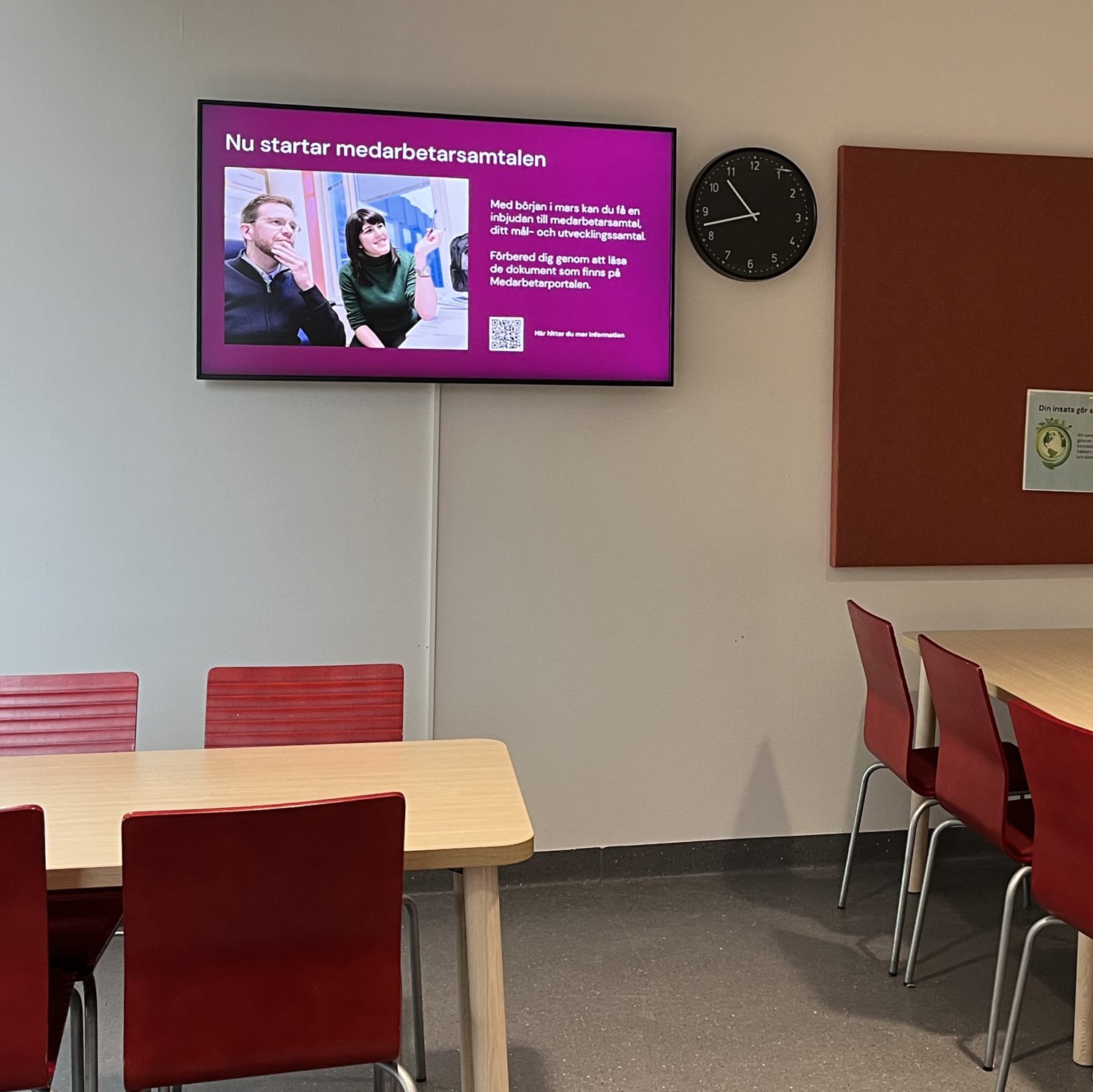 digital skärm på vägg i lunchrum