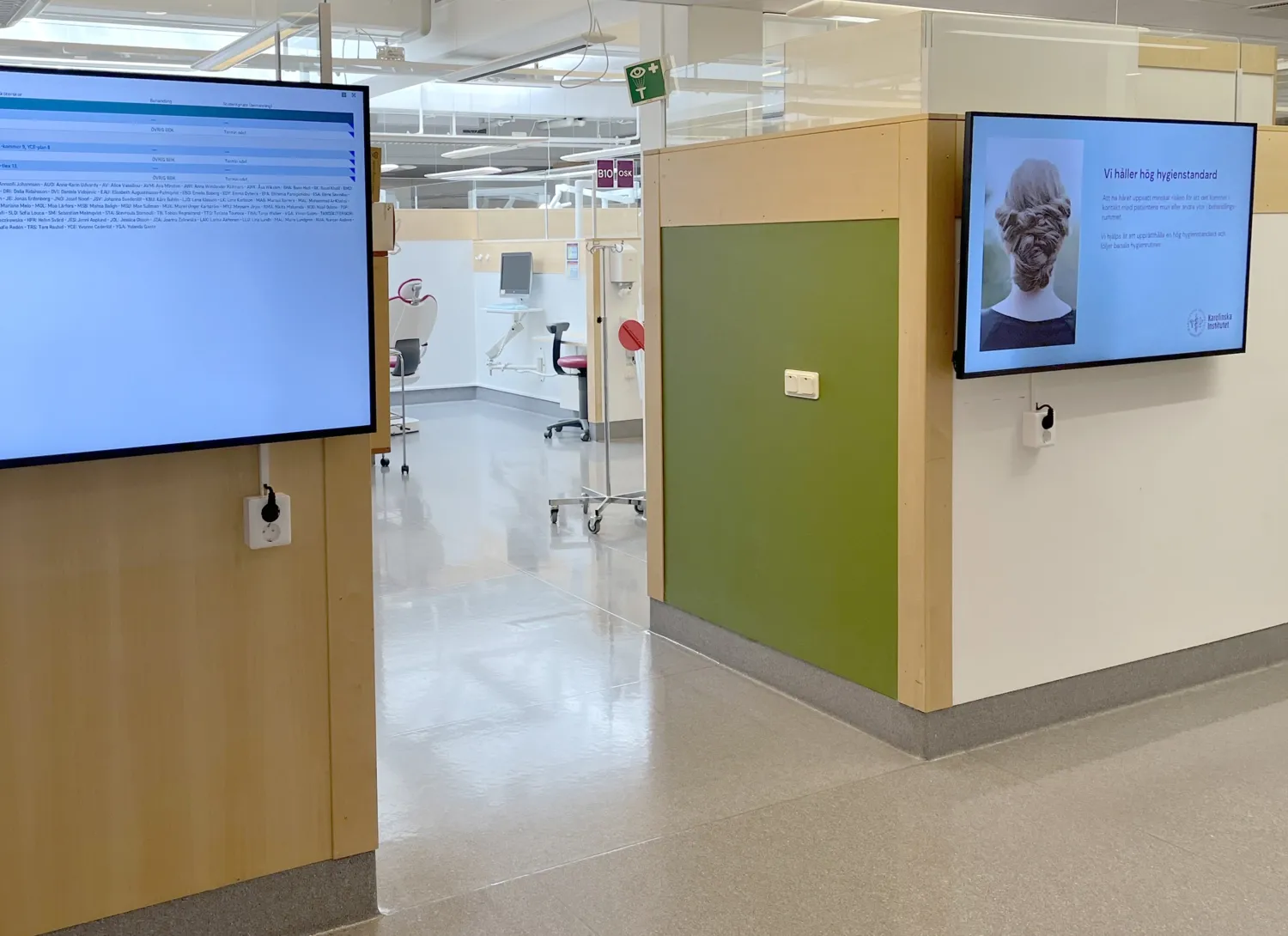 digitala skärmar på vägg i studentkliniken