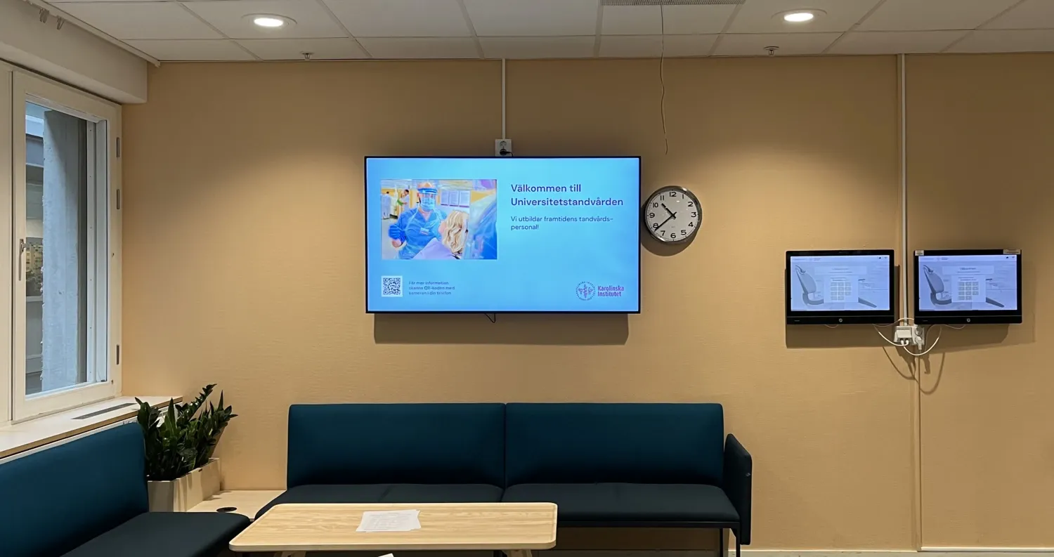 digital skärm på vägg i väntrum dentmed