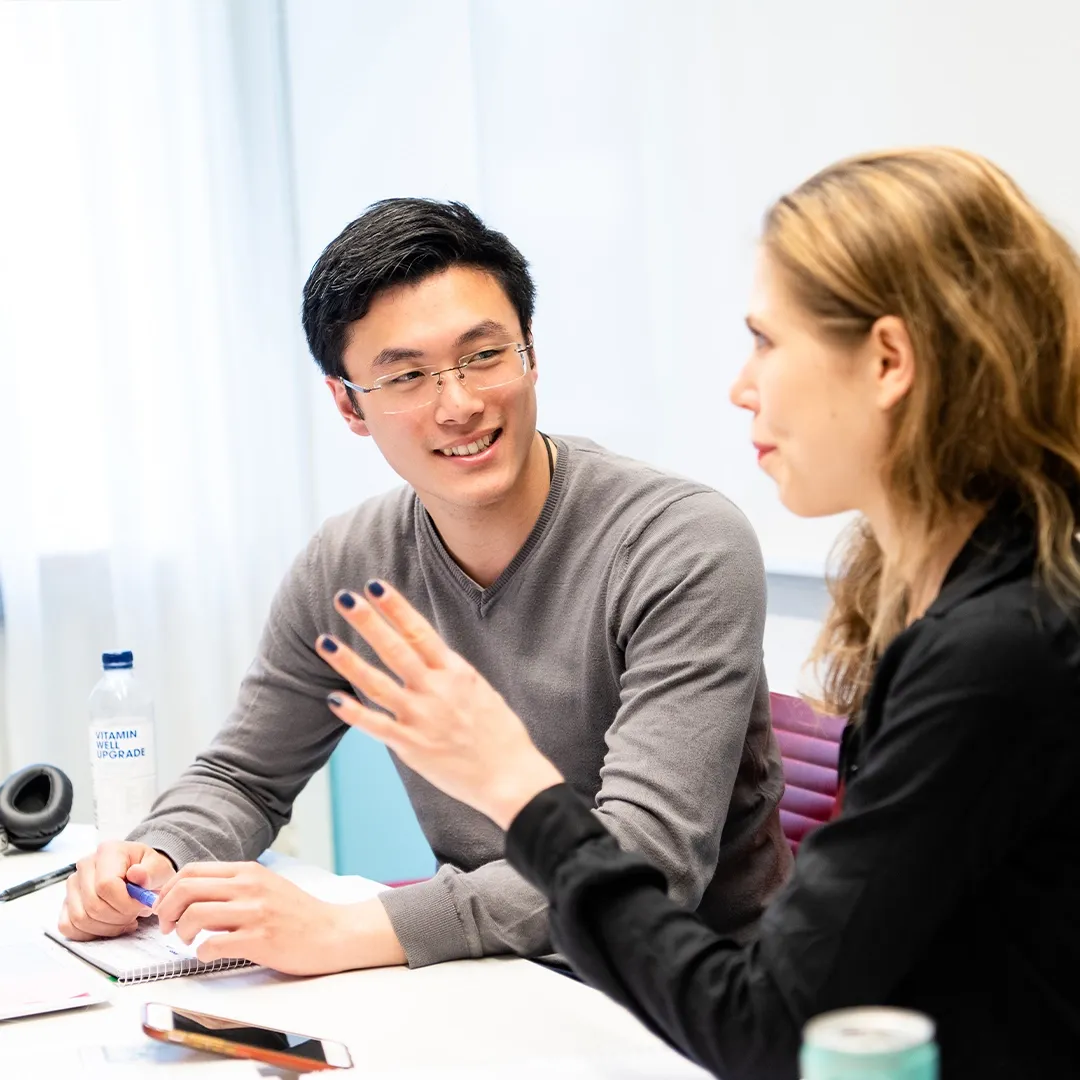 Två personer som diskuterar