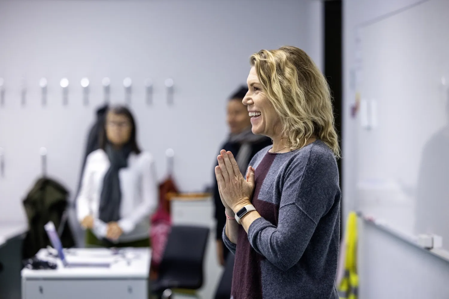 Klassrum med lärare och studenter