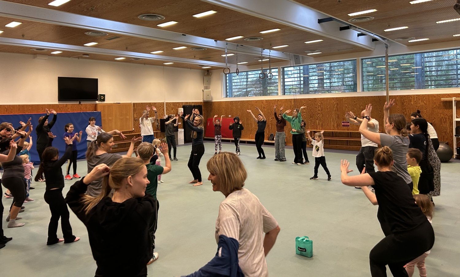 Familjer som rör sig tillsammans i KI's träningslokaler