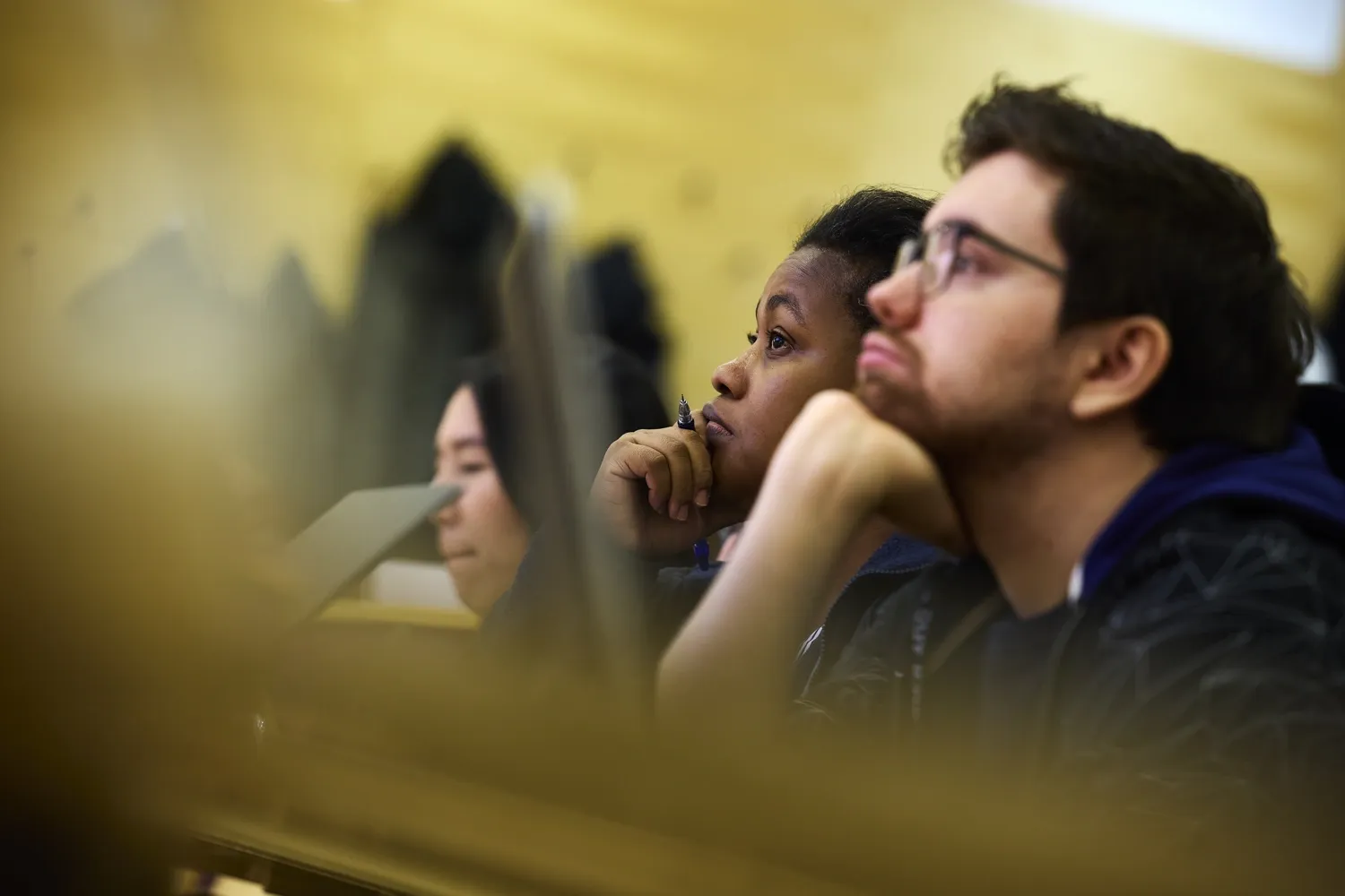 Studenter som lyssnar till en föreläsning.