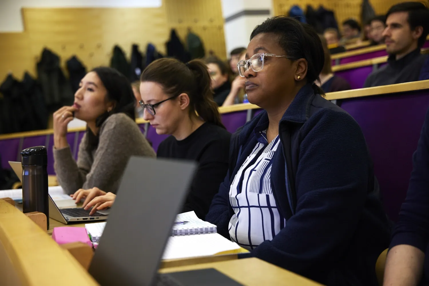 Studenter som lyssnar till en föreläsning.