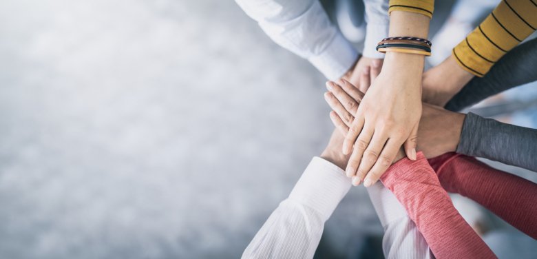 Stack av händer. Unity och teamwork koncept. - Bildbanksfoto.