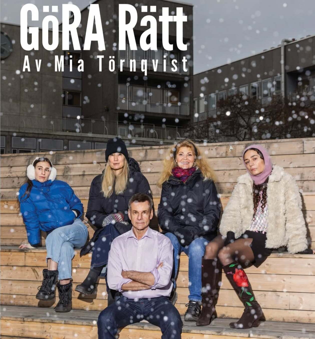 Fem personer siter på en bänk i snö.