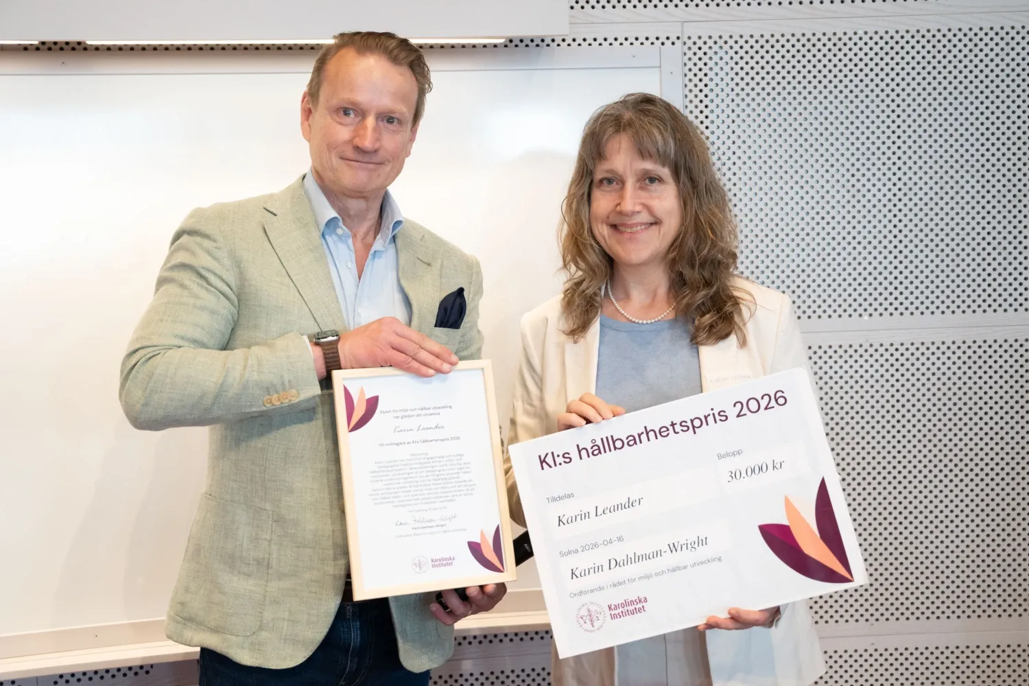 Karin Leander tar emot diplom och check vid utdelningen av KI:s hållbarhetspris 2026.