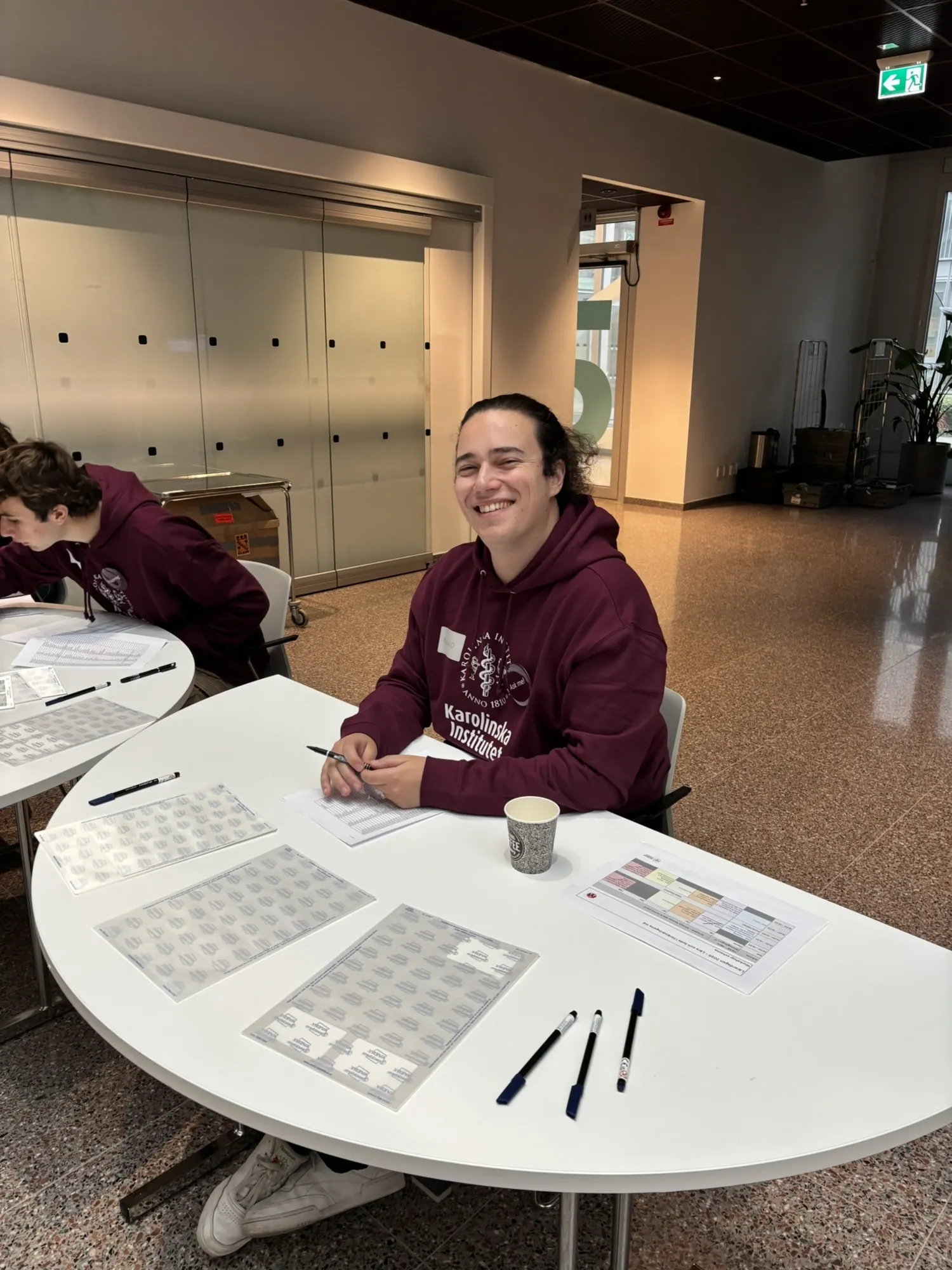 Student i I-tröja tar emot registreringar.