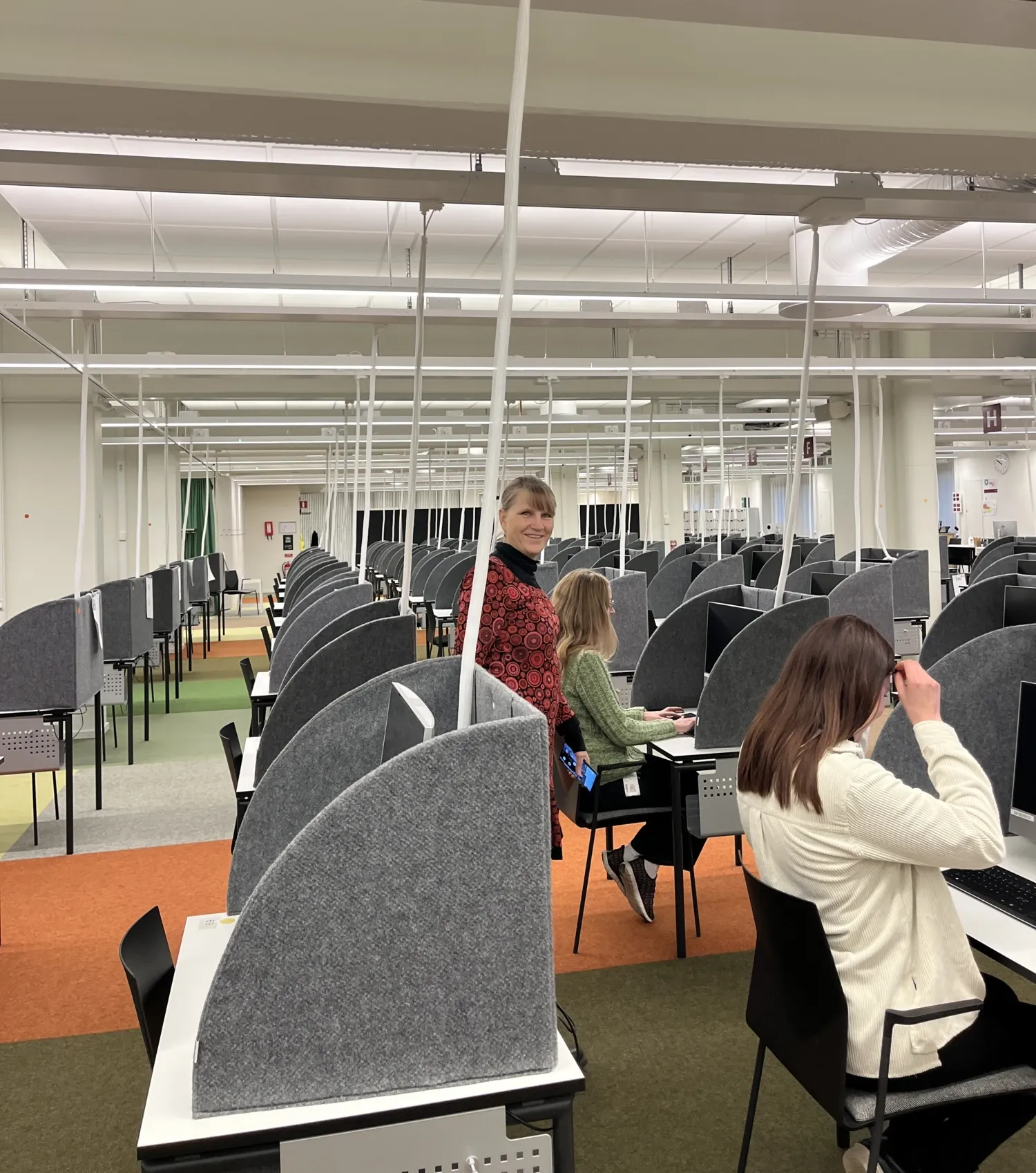 Inifrån en av KI:s skrivsalar med många datorer för skriftlig examination.