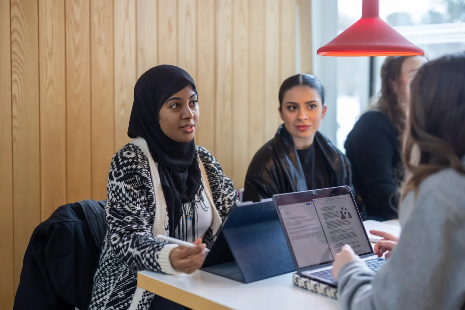 Studenter som pluggar i grupp på campus Solna.