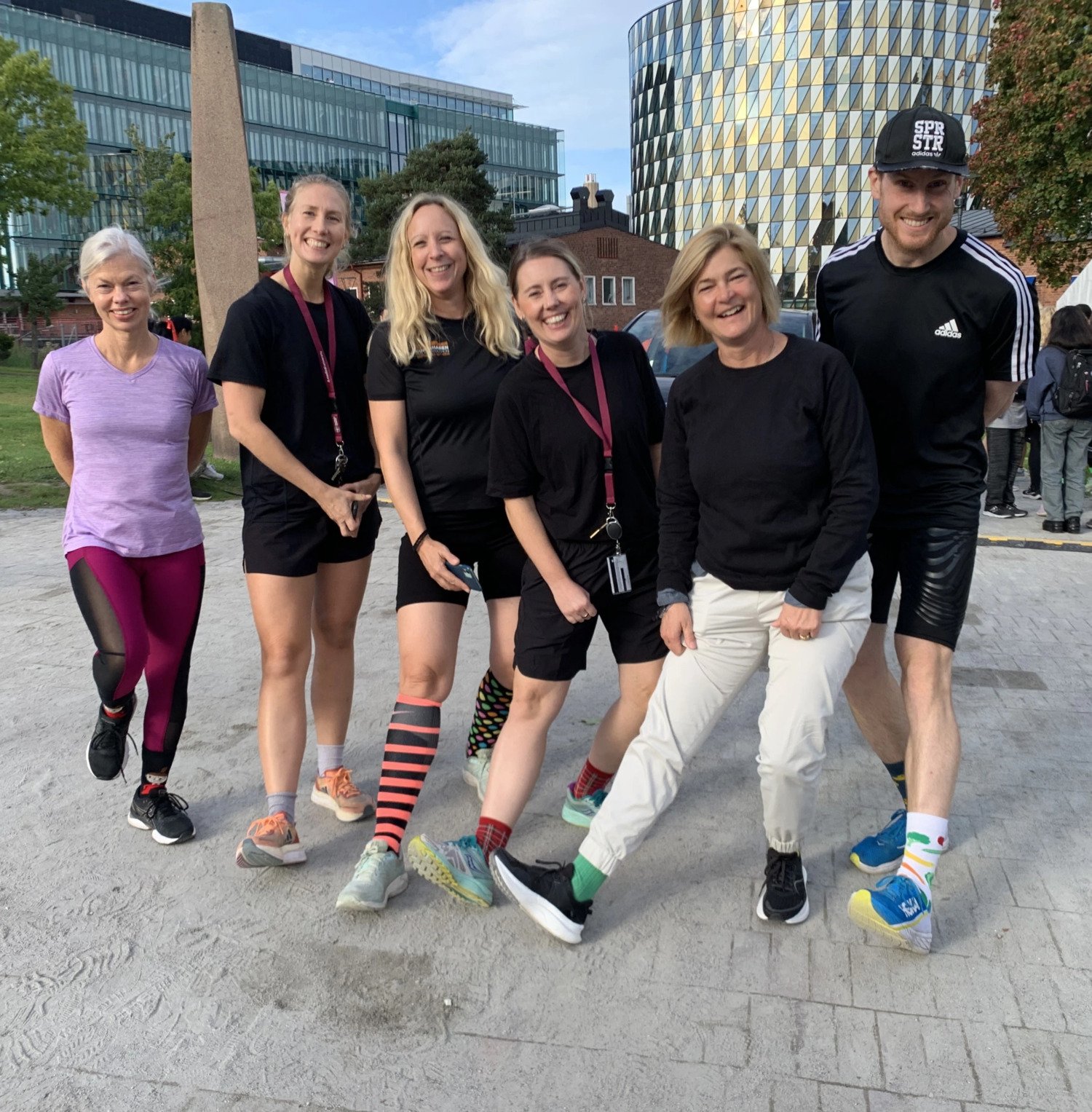Deltagare som håller om varandra före KI-loppet 2024.