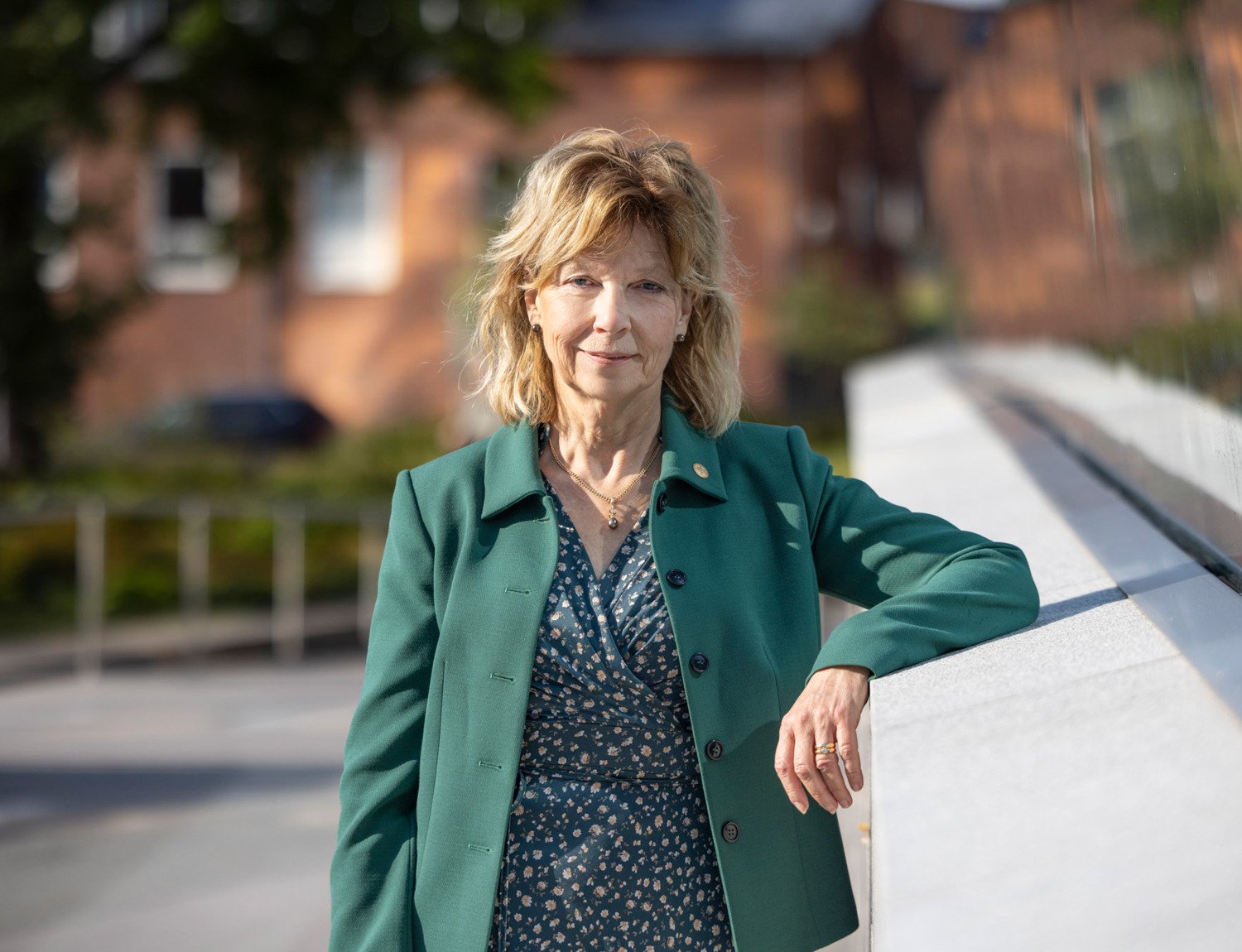 Kontorsklädd kvinna utomhus