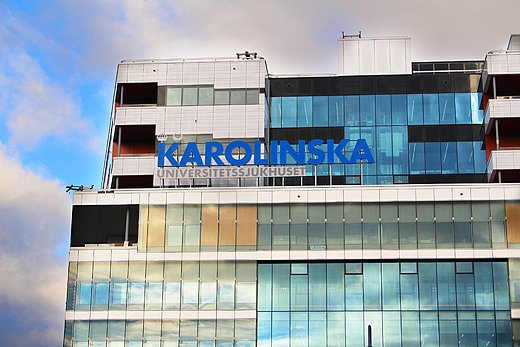 Skylten där det står Karolinska universitetssjukhuset på fasaden till sjukhusbyggnaden i Solna.