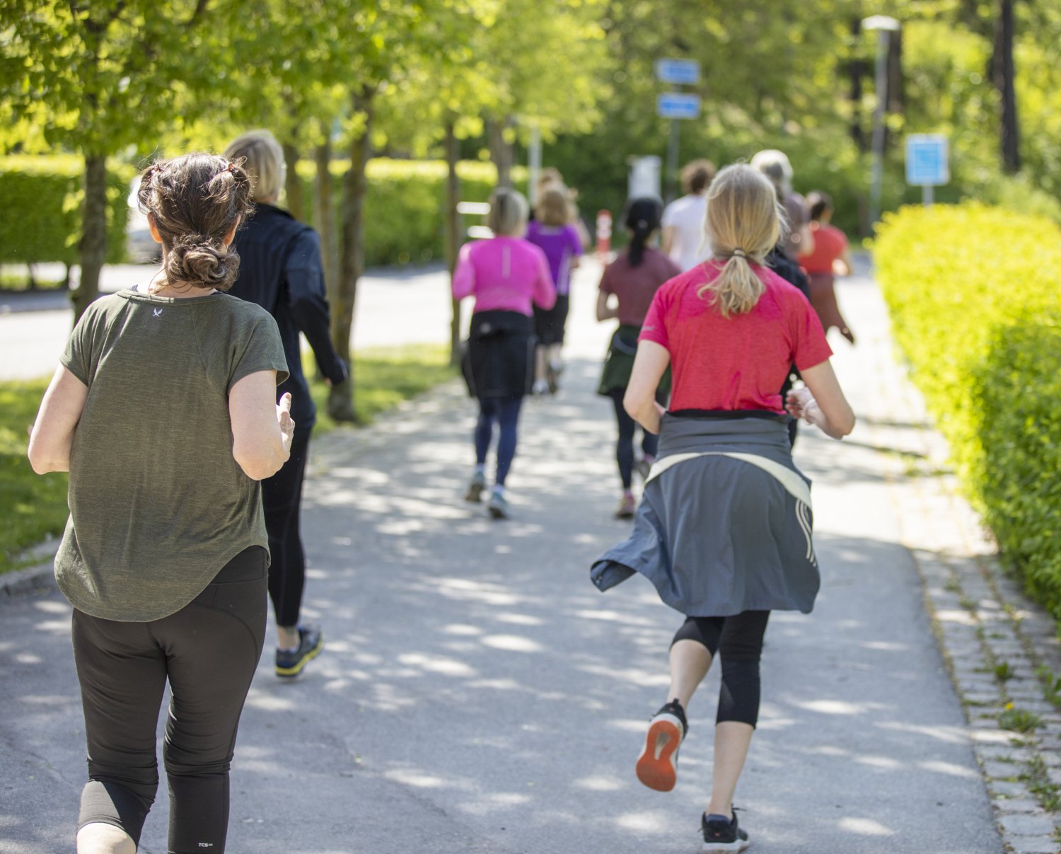 Löpargrupp springer på campus Solna.