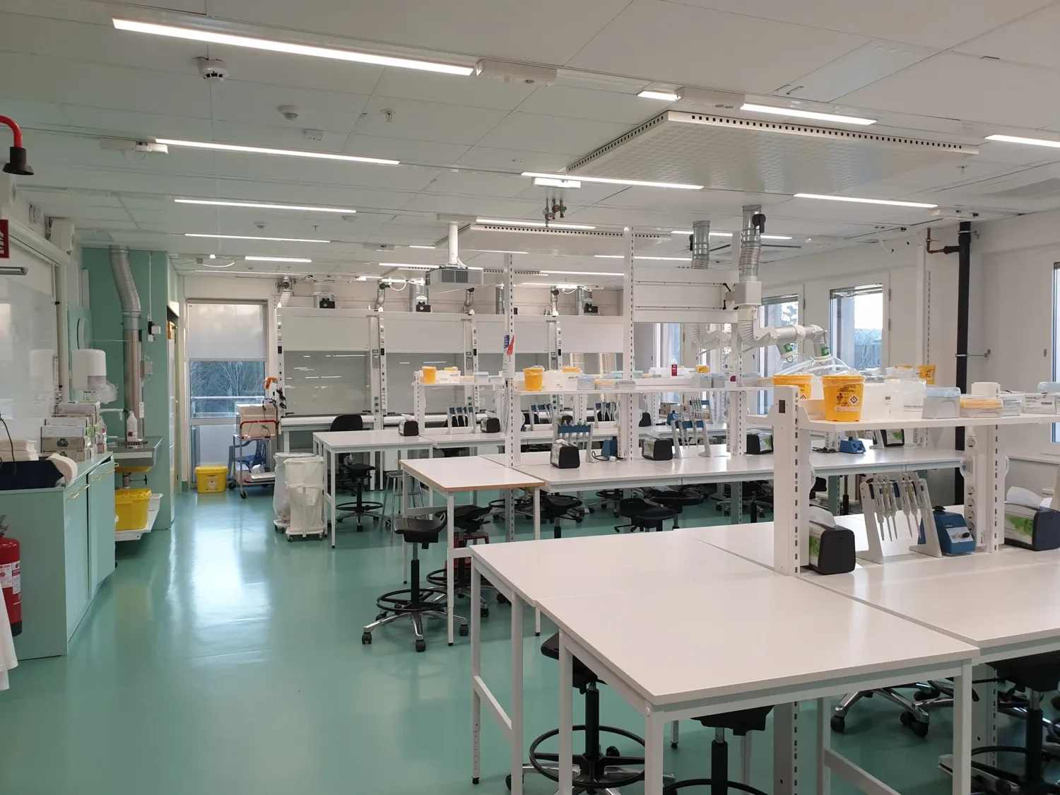 Bilden visar hur labbet är uppbyggt. Det finns 3st dubbla bänkrader mot varandra med totalt 30 labbplatser.