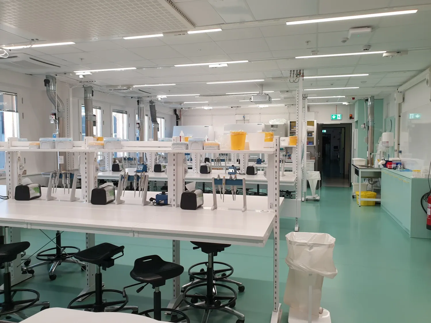 Bilden visar hur labbet är uppbyggt. Det finns 3st dubbla bänkrader mot varandra med totalt 30 labbplatser.