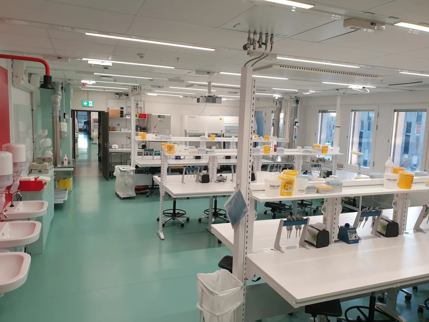 Bilden visar hur labbet är uppbyggt. Det finns 3st dubbla bänkrader mot varandra med totalt 30 labbplatser.