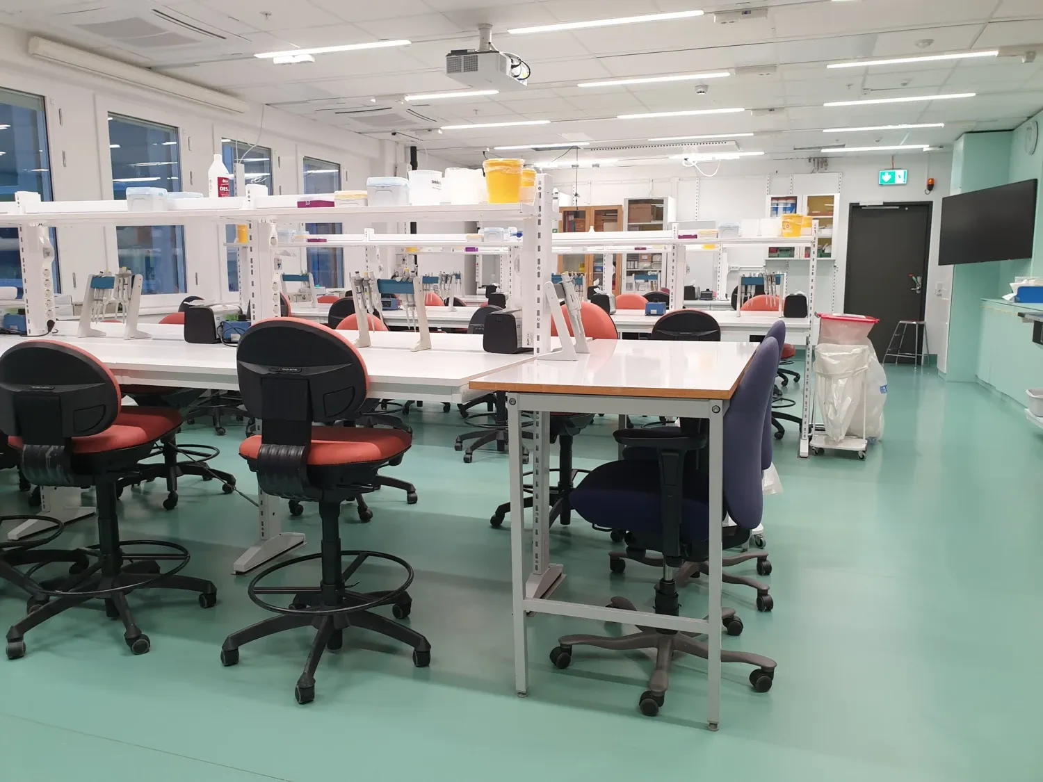 Bilden visar hur labbet är uppbyggt. Det finns 3st dubbla bänkrader mot varandra med totalt 30 labbplatser.