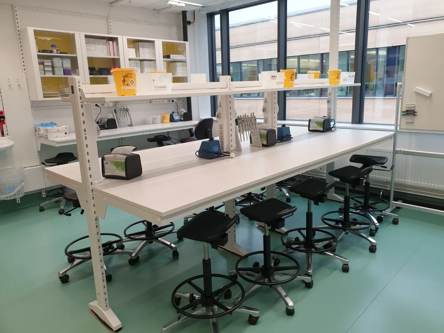 Bilden visar hur labbet är uppbyggt. Det finns 4st bänkrader varav 2 står mot varann, med totalt 12 labbplatser.