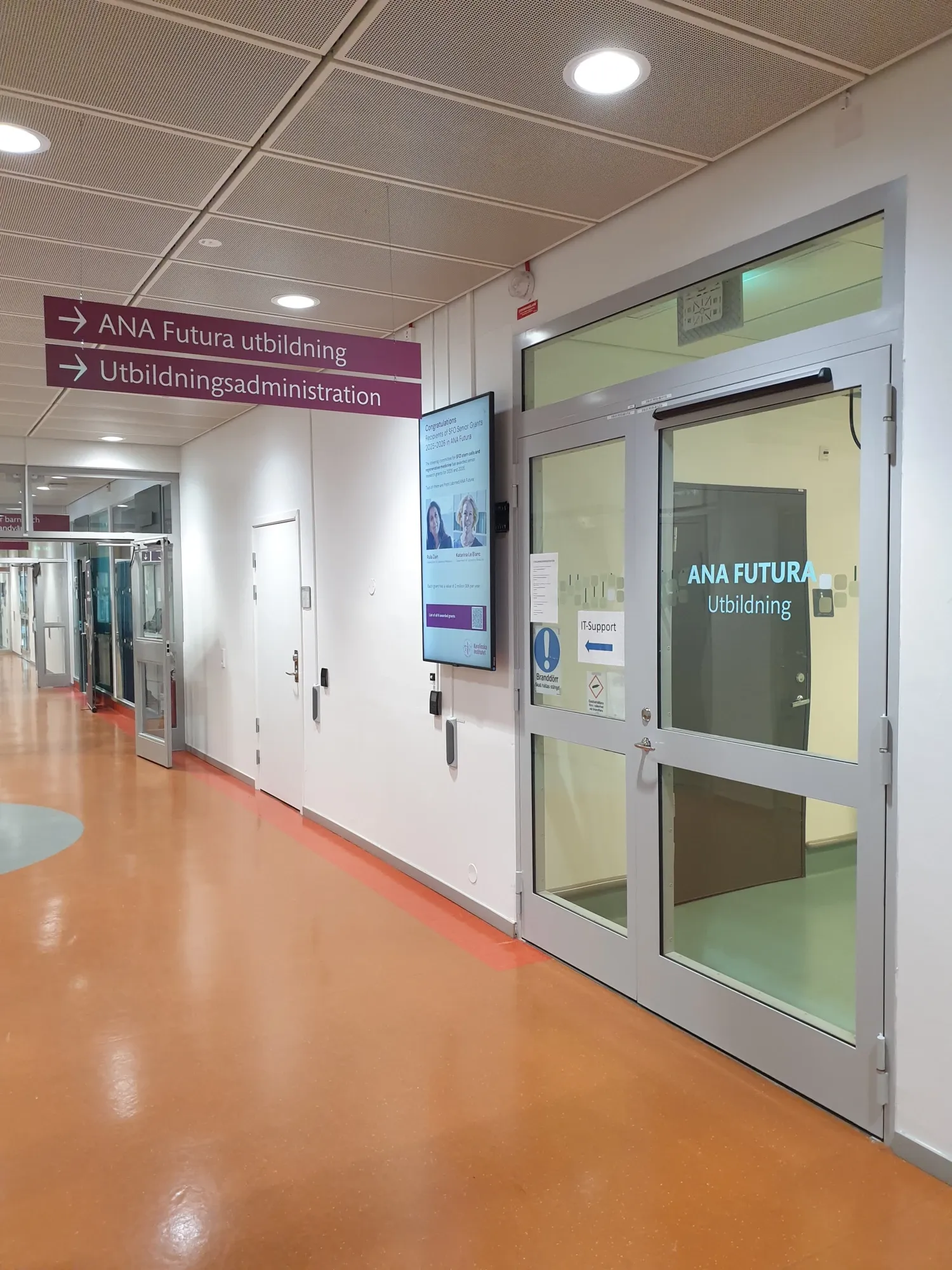 Bild på hur ingången till Kurslabb ANA8 på plan 8 ser ut och hur det är skyltat.
