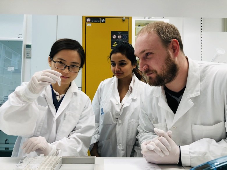 Foto av Xiangning Bai, Shilpa Ray och Robert Van Domselaar, Institutionen för laboratoriemedicin