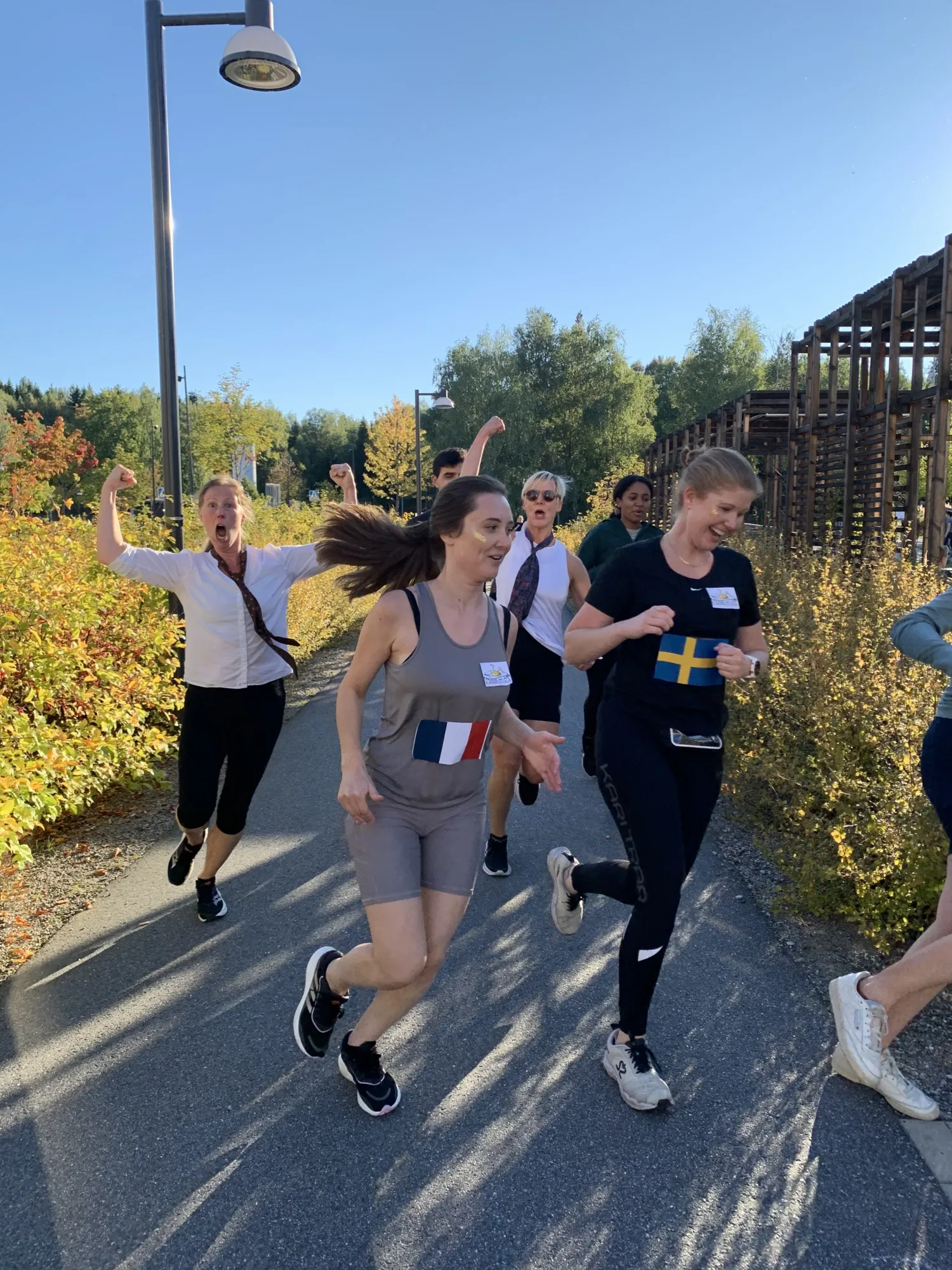 Utklädda löpare som springer och hejar under KI FunRun -25.