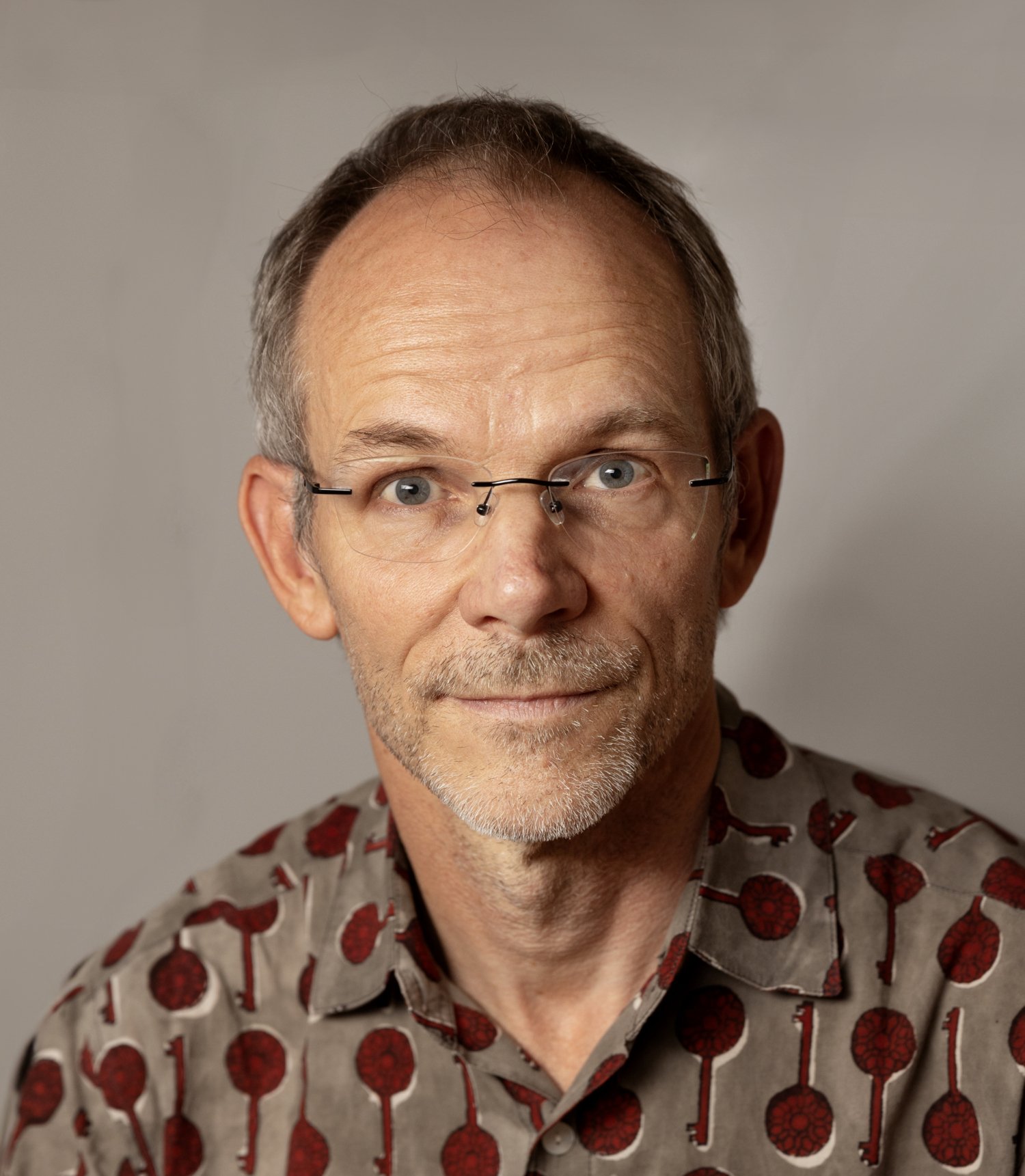 Porträtt av man vänd mot kameran.