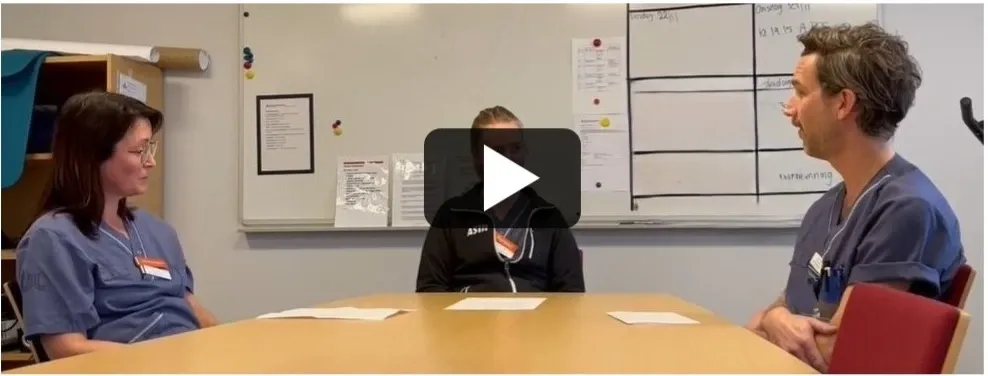 Ett bord och tre personer från olika professioner som samtalar