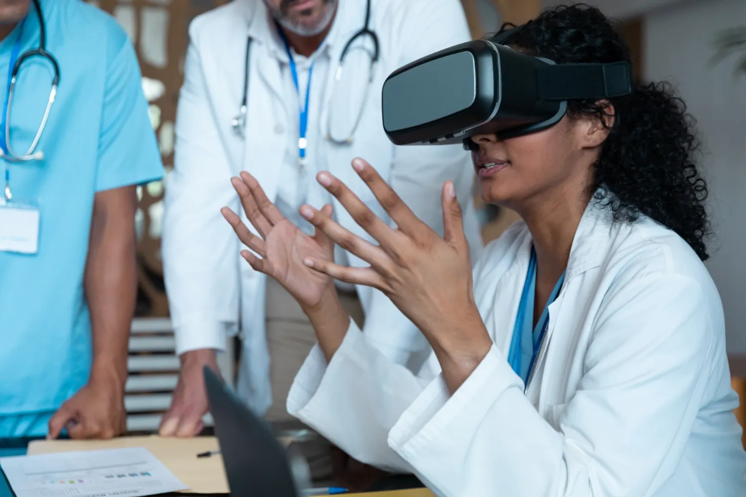 Bilden visar läkarstudenter som använder VR-kamera i klassrummet.