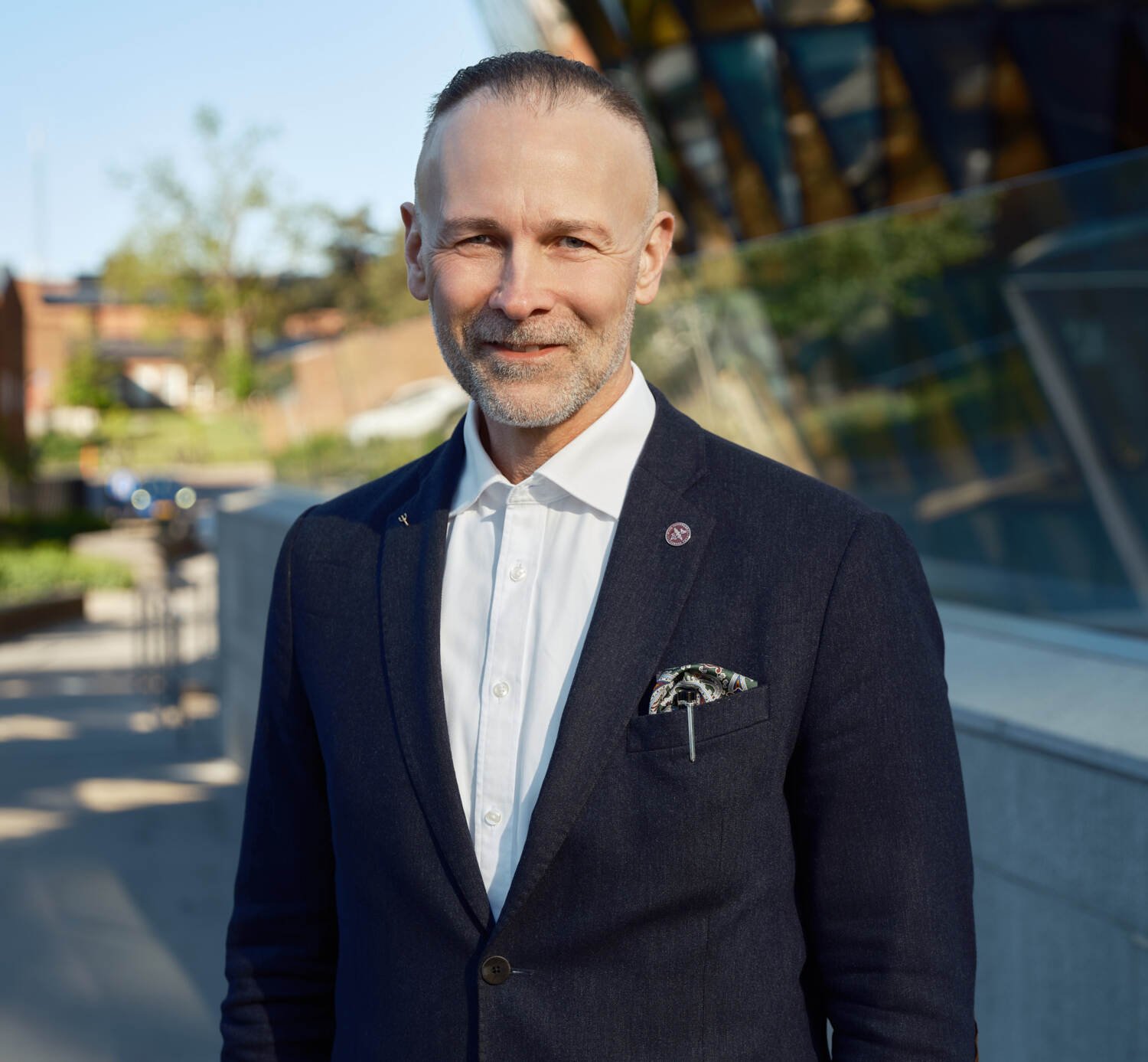 Martin Bergö står utomhus framför Aula Medica.