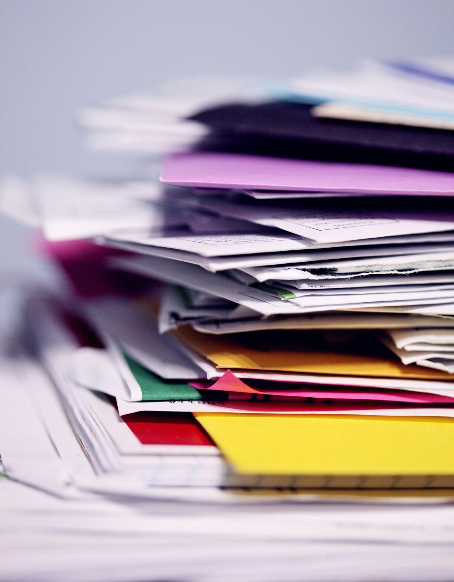 Data på en digital skärm och högar med papper.