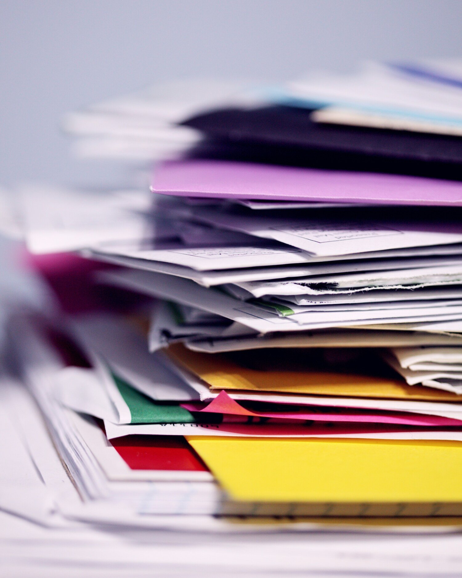 Data på en digital skärm och högar med papper.