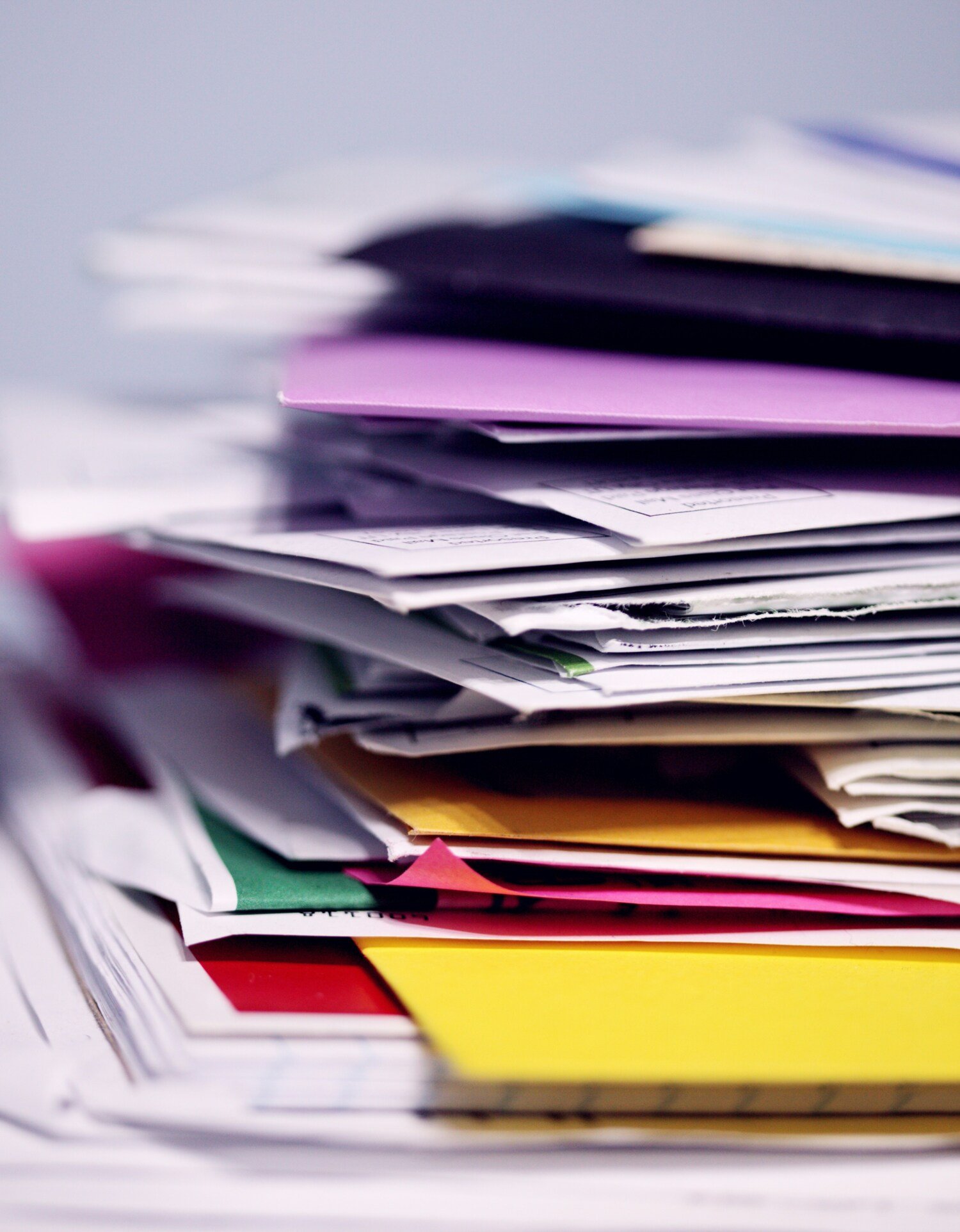 Data på en digital skärm och högar med papper.