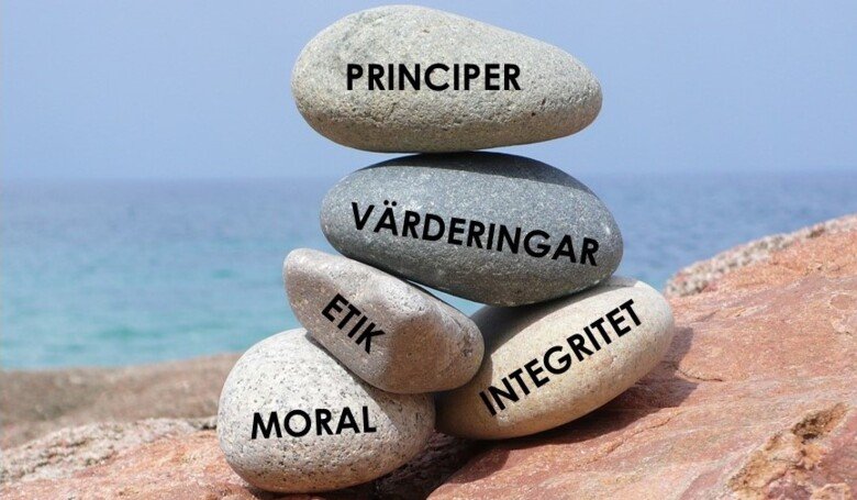 stenar med ord som etik