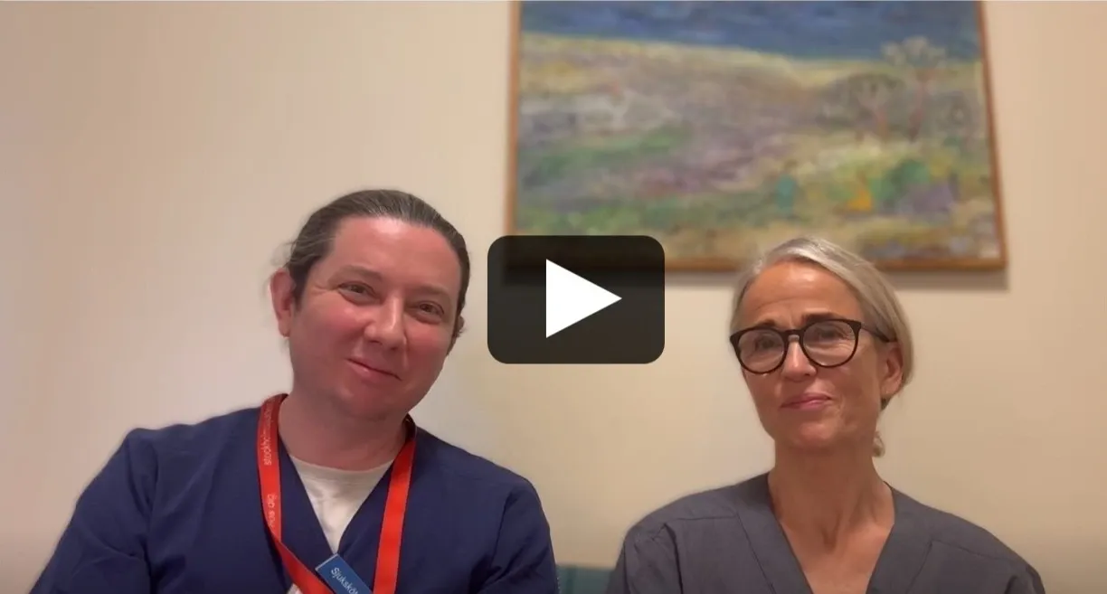 Två kliniska handledare som ler in i kameran