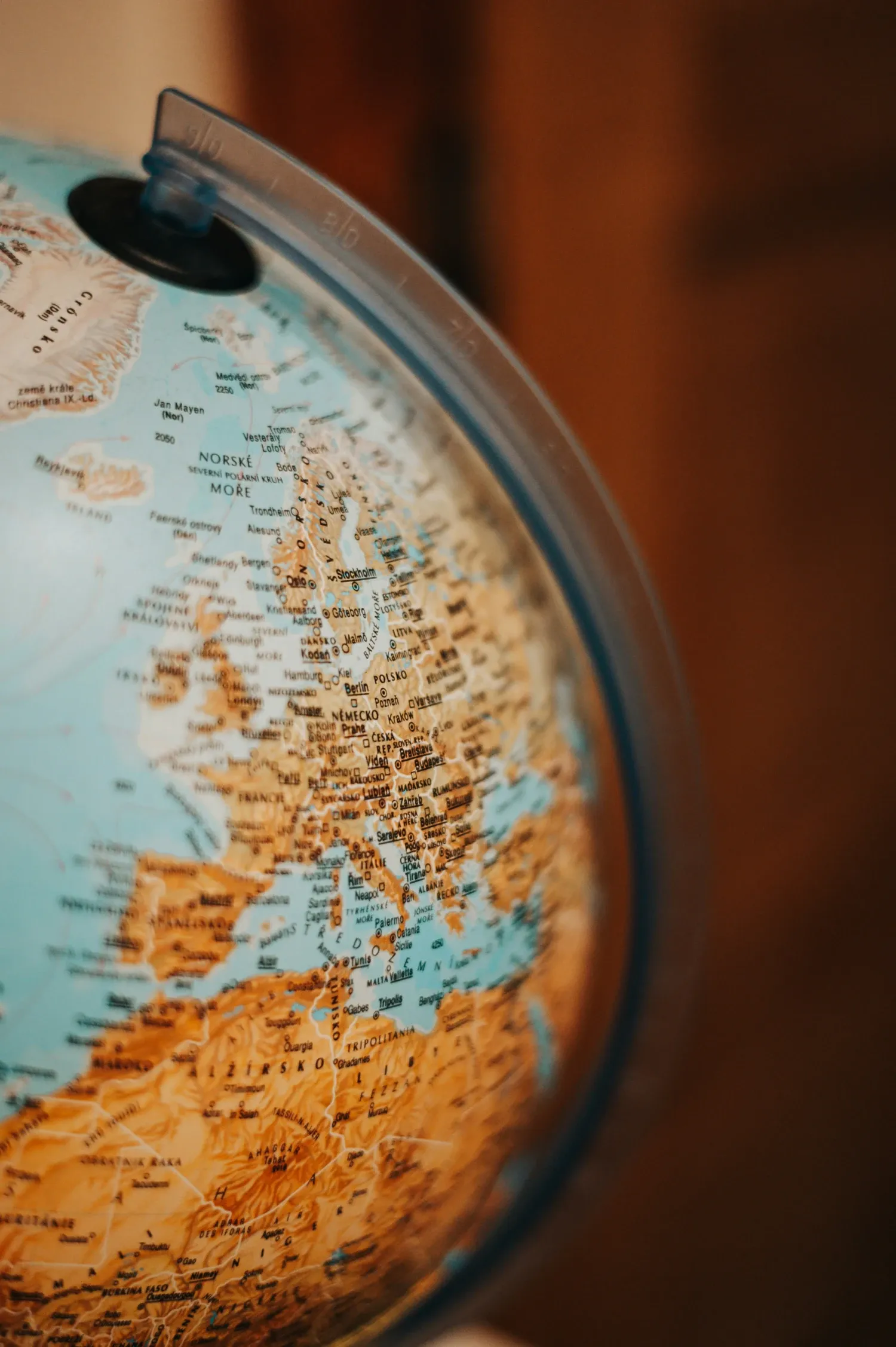 JOrdglob med färgglada kartor, på stativ.