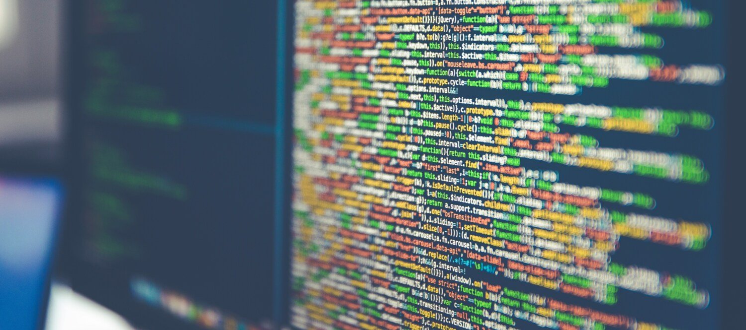 Data på en digital skärm och högar med papper.