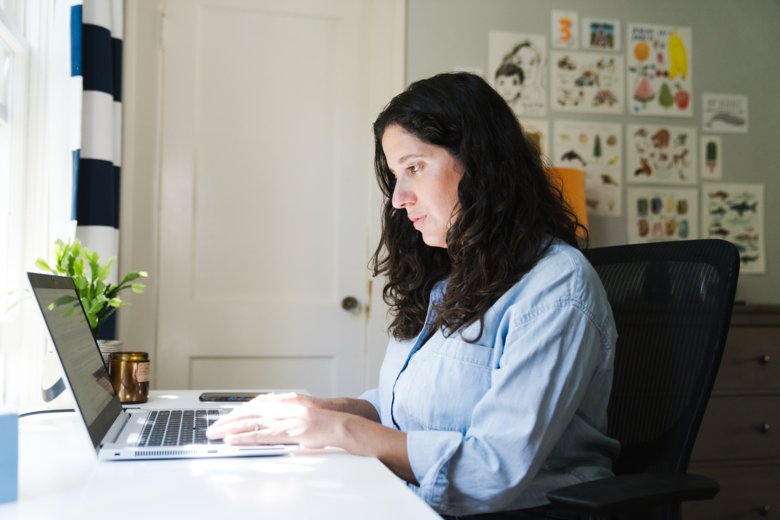 Kvinna publicerar vid dator