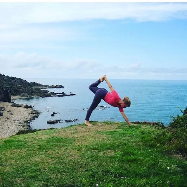 Marian Papp gör en yogaposition