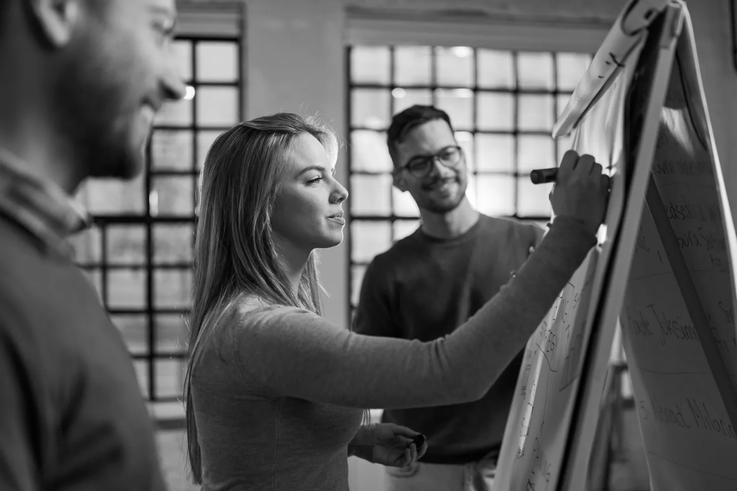 Dekorativ bild på en grupp personer vid whiteboard