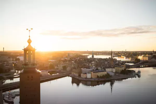 Vy över Stockholm mot Gamla Stan och Södermalm med Stadshuset i förgrunden.
