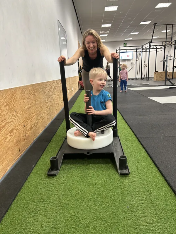 Familjer som rör sig tillsammans i KI's träningslokaler