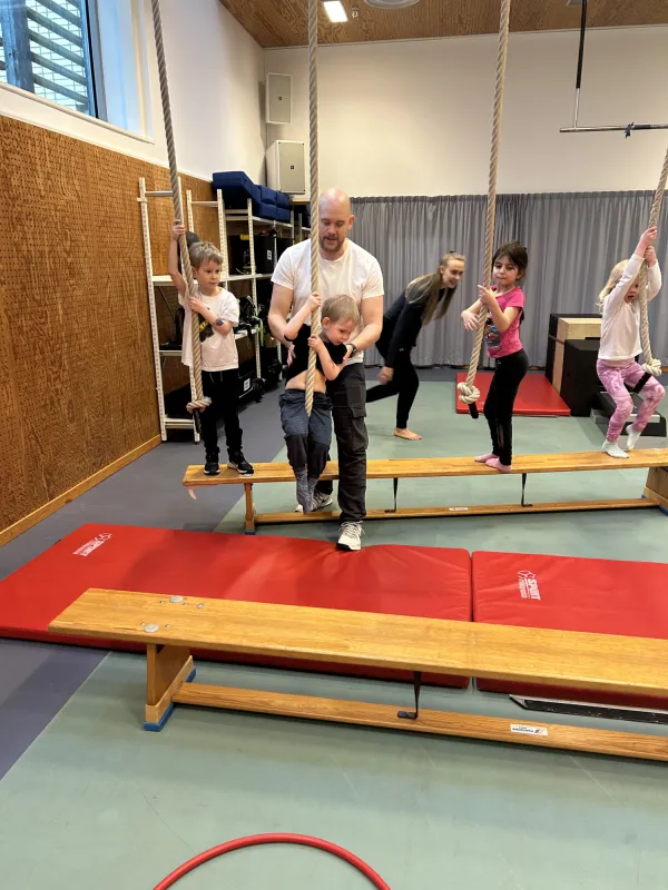 Familjer som rör sig tillsammans i KI's träningslokaler